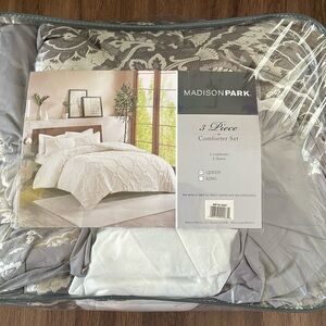 Madison Park Essentials  3 pieces Comforter Set NWT